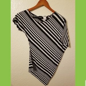 3 for $15 🖤 Asymmetrical black and white top 🖤